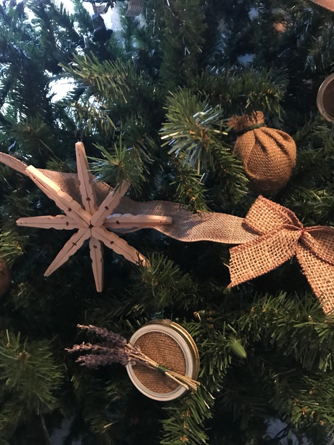 DIY burlap Christmas ornaments 